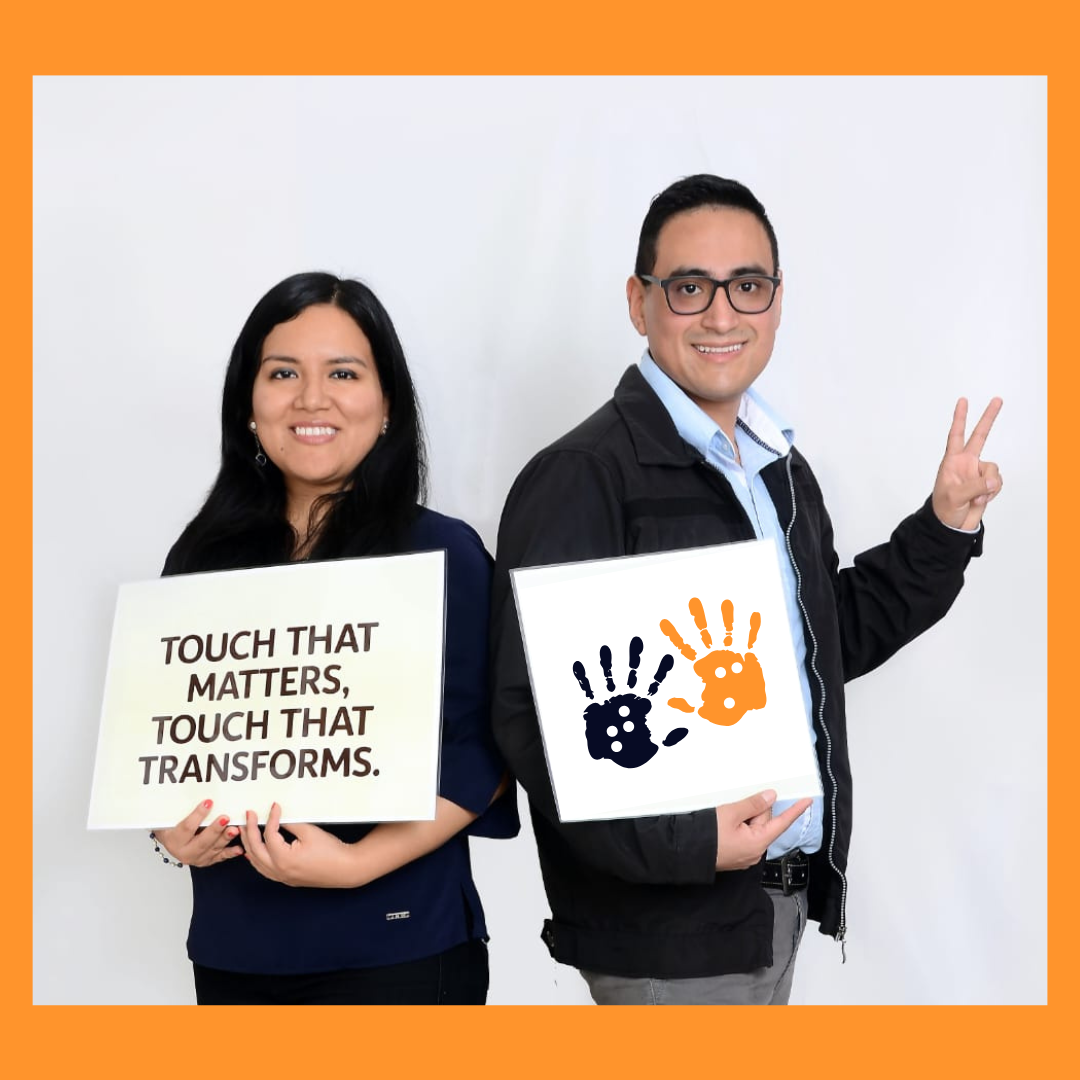 Brenda sonriendo sostiene un cartel que dice 